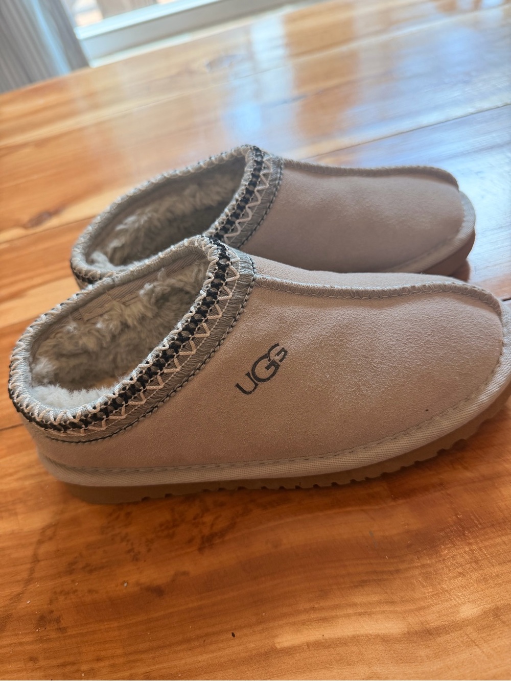UGG Kids Grey Shearling-Lined Slip-On Slippers New Condition Gray Gorgeous